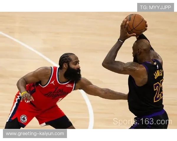 詹姆斯领衔湖人迎战勇士冲击季后赛席位哈登加盟快船助力西部竞争